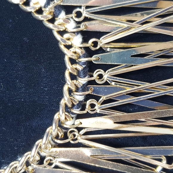 Bijou Drive gold necklace with triangle drops - Picture 5 of 6